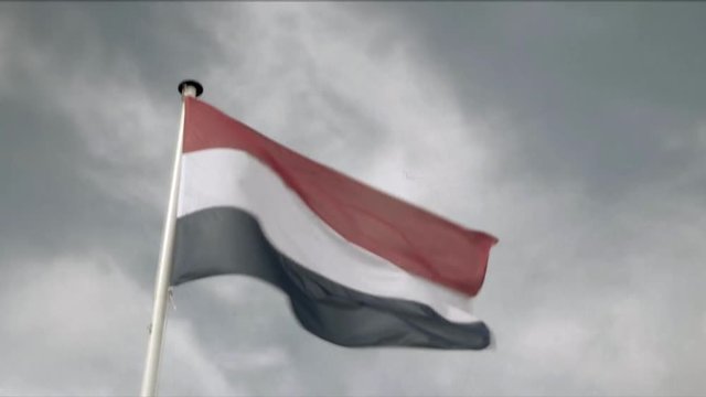 Flag of The Netherlands (Holland) Waving in the Wind | 4K - VINTAGE STYLE - 8MM FILM YELLOW FILMLOOK - PROJECTOR