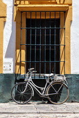 Fototapeta na wymiar Vintage bicycle in front of the old house
