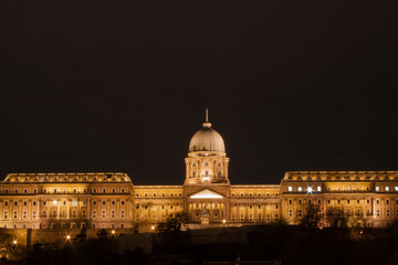 Fototapeta na wymiar der beleuchtete Burgpalast auf dem Burgberg in Budapest , der Hauptstadt von Ungarn, Osteuropa