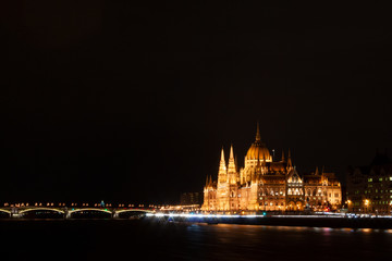 Fototapeta na wymiar das prächtige und monumentale Parlamentsgebäude in Budapest, der Hauptstadt von Ungarn, direkt neben der Donau und einer Brücke