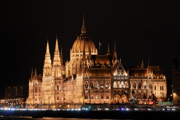 Fototapeta premium Das Parlament bei Nacht - Parlamentsgebäude in Budapest, Ungarn