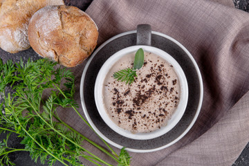 крем суп со свежей зеленью и булочками в кофейной чашке