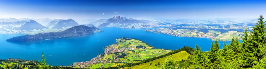 Store enrouleur tamisant Lac / étang Belle vue sur le lac de Lucerne (Vierwaldstattersee ) et la montagne Pilatus de Rigi, Alpes suisses, Suisse centrale.