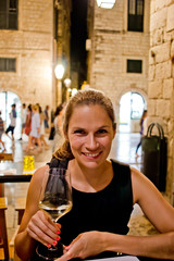 Frau beim Abendessen in Dubrovnik
