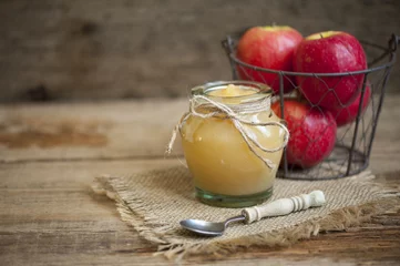 Foto auf Glas Alter Holztisch mit frisch zubereitetem Apfelmus (Tiefenschärfe  Nahaufnahme) © Inna