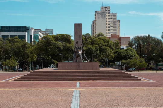 Monumento As Três Raças de Neusa Moraes em Goiânia