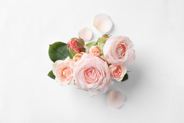 Obraz na płótnie Canvas Beautiful roses on white background, top view
