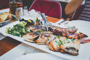 Fischplatte in kroatischem Restaurant in Trogir 
