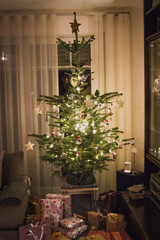 schöner Weihnachtsbaum mit Geschenken