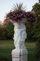 Obraz premium Statues with flowers on top