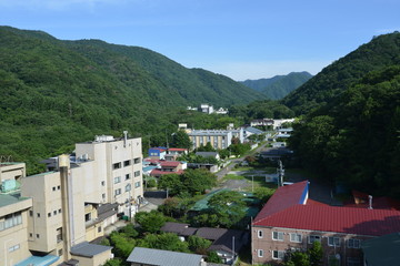 Fototapeta premium 山間部の町並み