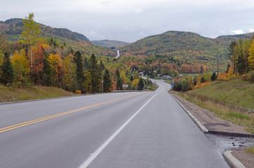 Obraz premium Autumn road under cloudscape