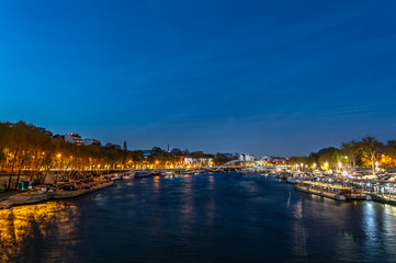 Fototapeta na wymiar Night view of the Seine river