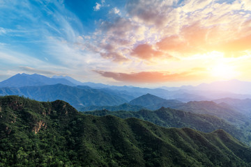Naklejka premium Green mountain and colorful cloud at sunset