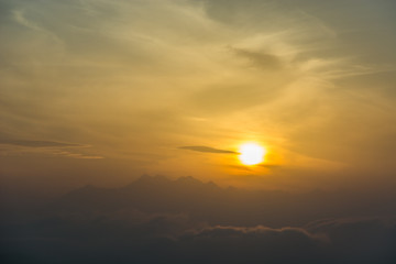 Zachód słońca nad Tatrami widoczny z Bacówki nad Wierchomlą w Beskidzie Sądeckim.