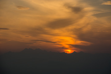 Zachód słońca nad Tatrami widoczny z Bacówki nad Wierchomlą w Beskidzie Sądeckim.