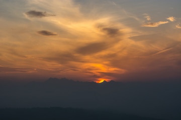 Fototapeta na wymiar Zachód słońca nad Tatrami widoczny z Bacówki nad Wierchomlą w Beskidzie Sądeckim.