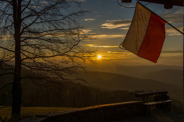 Flaga Polska  przy schronisku na Wierchomli ,Beskid Sądecki  w rocznicę 100 lecia odzyskania niepodległości.. © Adam Olszowski