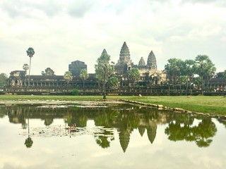 Obraz premium Angkor Wat with reflection in green