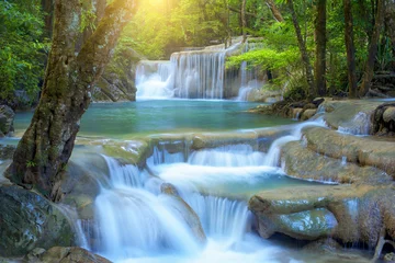 Poster Im Rahmen Schöner Wasserfall im Regenwald im Nationalpark, Thailand © yotrakbutda