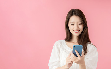 スマホを使う女性