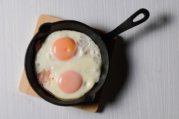 目玉焼き　ベーコンエッグ　卵料理