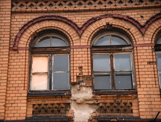 Rundbogenfenster in der Backsteinfassade der Hala Gwardii