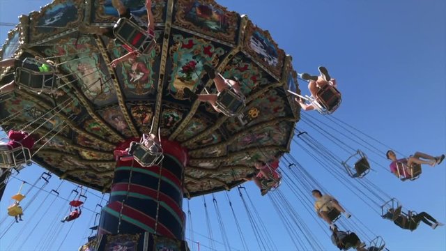 Wave swinger ride at the state fair
