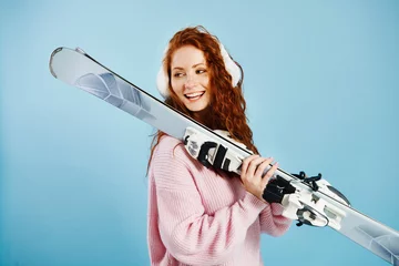 Photo sur Plexiglas Sports dhiver Smiling girl holding her skis