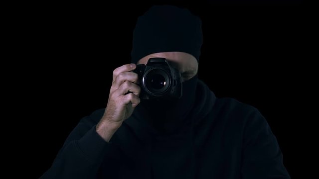 Dangerous criminal in mask making photos of kidnapping victim, demanding ransom