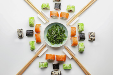 Fototapety  Kompozycja z smacznym sushi na białym tle