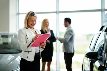 Obraz premium Professional salesperson during work with customer at car dealership.