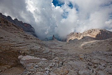 Mountaineers equipped face the 