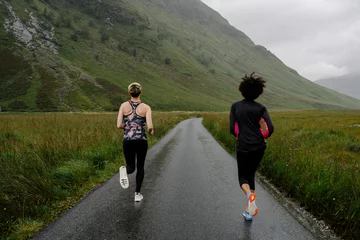 Afwasbaar Fotobehang Joggen Friends jogging in the Scottish Highlands