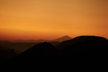 Пейзаж с горами и солнцем. Заход солнца. Горная местность. Абстрактный фон