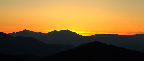 Fototapeta na wymiar Пейзаж с горами и солнцем. Заход солнца. Горная местность. Абстрактный фон