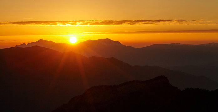 Пейзаж с горами и солнцем. Заход солнца. Горная местность. Абстрактный фон © Sergei Malkov