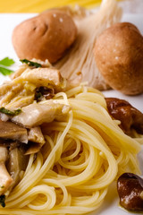 Spaghetti pasta with mushrooms.