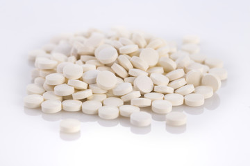 Fototapeta na wymiar Close-up pile of white color medical pills on white background