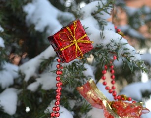 christmas tree with red decorations