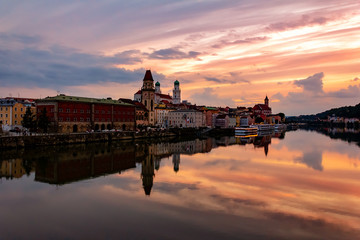 Fototapeta na wymiar Passau - Skyline mit Fluss und Spiegelung