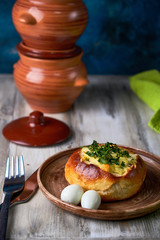 Bread bowls stuffed with mushrooms, chicken meat, cheese and bolognese sauce for lunch. Julienne in a bun, creative burger idea