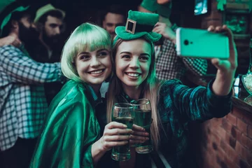 Fotobehang Kroeg Vrienden doen selfie op Saint Patrick& 39 s Day in pub