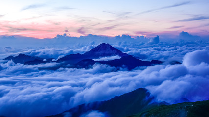 Fototapeta na wymiar 日本、南アルプス、北岳から見た風景、甲斐駒ヶ岳の夕日と雲海
