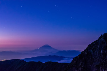 Fototapeta na wymiar 日本、南アルプス、北岳から見た夜明け前の富士山