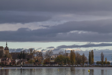 Fototapeta na wymiar Dunkle Wolken über dem Bodensee mit Stadtansicht