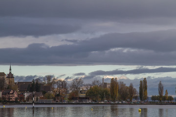 Fototapeta premium Dunkle Wolken über dem Bodensee mit Stadtansicht