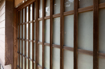 昔の家の曇りガラスの玄関