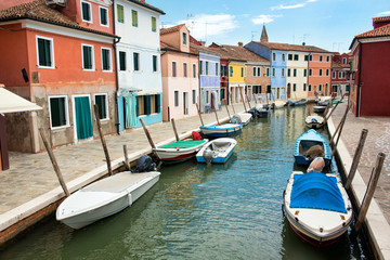 Fototapeta na wymiar Beautiful river channel and streets with multicolored houses, Burano island, Venice, Italy