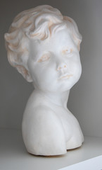 Enfant statue en  plâtre buste réalisé selon modèle d'un petit garçon - statuette blanche sur fond blanc